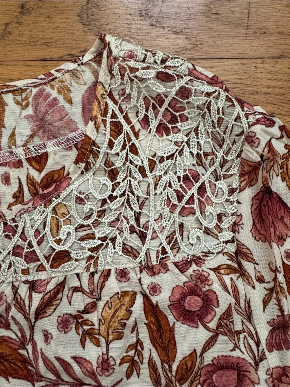 Like New! Style & Co Floral Blouse - Picture 3 of 5